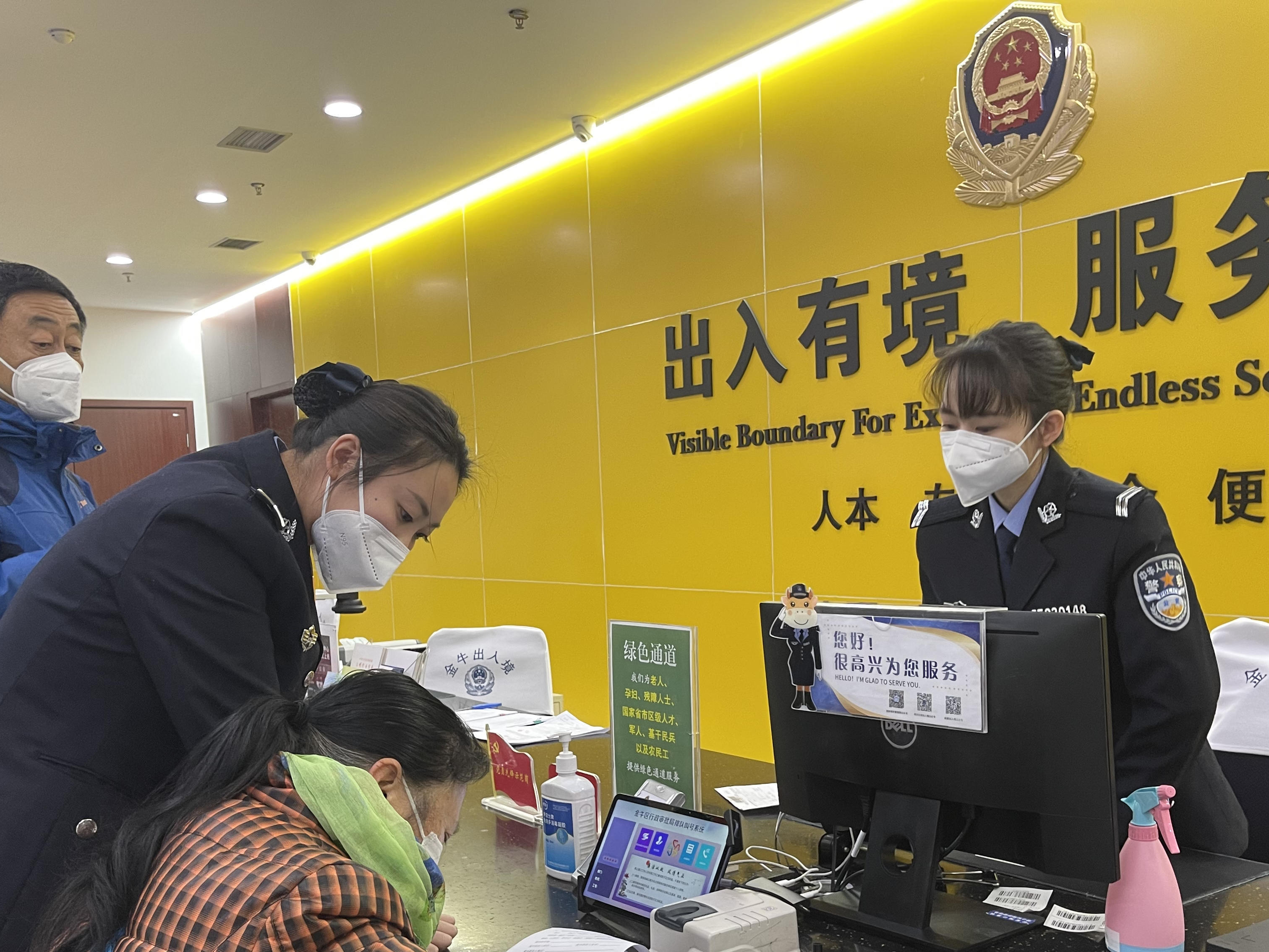 记者探访|日均受理超300人次 成都出入境大厅办证忙 出入境服务巧分流迎高峰